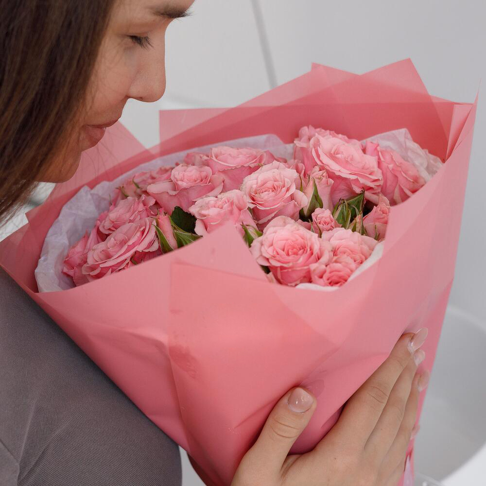 Букет из 9 розовых кустовых роз – нежность в каждом лепестке Ачинск Красноярский край