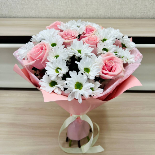 Букет «Ягодное Рафаэлло» – нежность розовых роз и белых хризантем Ачинск Красноярский край